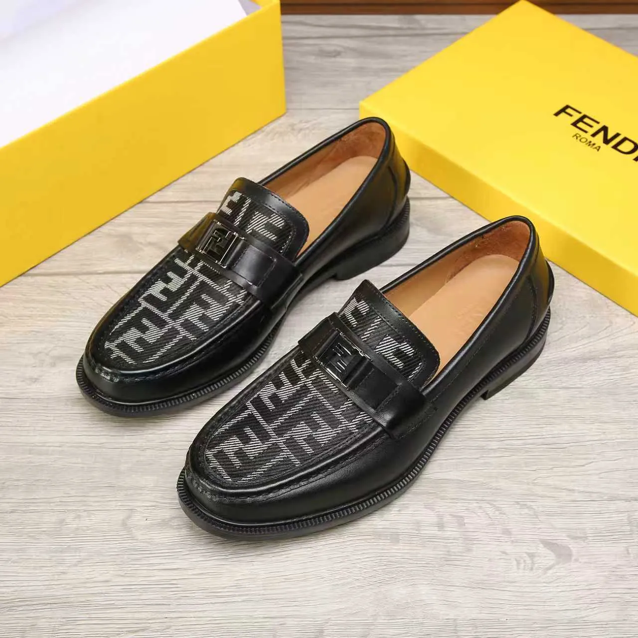 ​Men's shoes 💰 500 💰 Water dyed cowhide 🆘 The latest FENDI ( Fendi ) new casual leather shoes 🕶️🕶️ Simple routing effect, showing an elegant and cool driving shoe 🎬Made of Italian 🇮🇹 imported calfskin + first-layer water-dyed cowhide lining🐂Excellent material🎬Detailed workmanship 🤗Comfortable foot feel➰➰. ​Pair it with any outfit to show your taste and temperament, low-key luxury ♻️Design ​simple and elegant ​noble and fashionable 🍃​Very loved and favored by trendy men 💓❤️Size: 38-44 2⃣️colors available